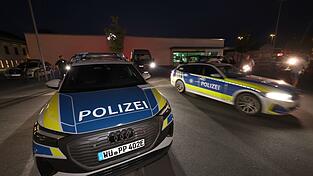 Die Polizei sucht einen Verdächtigen und warnt vor ihm. Die Polizei sucht einen Verdächtigen und warnt vor ihm.