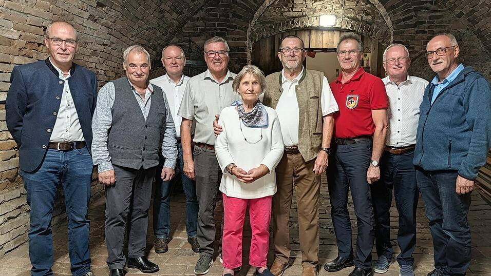 Vertreter aus Politik und Gesellschaft gratulierten Albert Störringer (4.v.r. mit Frau Annemarie) zum Geburtstag (v. l.): Bürgermeister Martin Hiergeist, Horst-Peter Bartl vom VdK Großköllnbach, SPD-Kreisvorsitzender Bernd Vilsmeier, Altbürgermeister Josef Hopfensperger, (ab 3. v. l.) Konrad Eiblmeier von den Reservisten, Wilfried Frey vom TC Großköllnbach und für die Pfarrei Mesner Josef Salzberger. Vertreter aus Politik und Gesellschaft gratulierten Albert Störringer (4.v.r. mit Frau Annemarie) zum Geburtstag (v. l.): Bürgermeister Martin Hiergeist, Horst-Peter Bartl vom VdK Großköllnbach, SPD-Kreisvorsitzender Bernd Vilsmeier, Altbürgermeister Josef Hopfensperger, (ab 3. v. l.) Konrad Eiblmeier von den Reservisten, Wilfried Frey vom TC Großköllnbach und für die Pfarrei Mesner Josef Salzberger.