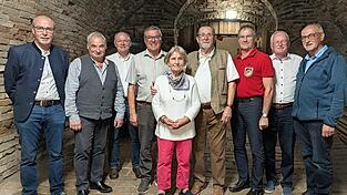 Vertreter aus Politik und Gesellschaft gratulierten Albert Störringer (4.v.r. mit Frau Annemarie) zum Geburtstag (v. l.): Bürgermeister Martin Hiergeist, Horst-Peter Bartl vom VdK Großköllnbach, SPD-Kreisvorsitzender Bernd Vilsmeier, Altbürgermeister Josef Hopfensperger, (ab 3. v. l.) Konrad Eiblmeier von den Reservisten, Wilfried Frey vom TC Großköllnbach und für die Pfarrei Mesner Josef Salzberger. Vertreter aus Politik und Gesellschaft gratulierten Albert Störringer (4.v.r. mit Frau Annemarie) zum Geburtstag (v. l.): Bürgermeister Martin Hiergeist, Horst-Peter Bartl vom VdK Großköllnbach, SPD-Kreisvorsitzender Bernd Vilsmeier, Altbürgermeister Josef Hopfensperger, (ab 3. v. l.) Konrad Eiblmeier von den Reservisten, Wilfried Frey vom TC Großköllnbach und für die Pfarrei Mesner Josef Salzberger.