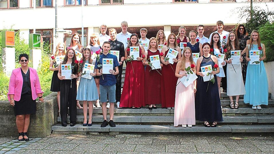 Die Klasse 10b war die zweite, die am Donnerstagvormittag ihre Abschlusszeugnisse abholen durfte. Die Klasse 10b war die zweite, die am Donnerstagvormittag ihre Abschlusszeugnisse abholen durfte.