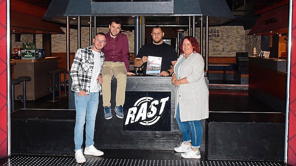 Frauenbund, Kolpingsfamilie und der Jugendbeauftragte der Stadt Rötz wollen zusammen mit Marco Glöckl eine Jugenddisco auf die Beine stellen. Von links: Tobias Birler (Kolping), Markus Dirscherl, Jugendbeauftragter, Marco Glöckl, Discobetreiber, und Michaela Hettler vom Frauenbund. Frauenbund, Kolpingsfamilie und der Jugendbeauftragte der Stadt Rötz wollen zusammen mit Marco Glöckl eine Jugenddisco auf die Beine stellen. Von links: Tobias Birler (Kolping), Markus Dirscherl, Jugendbeauftragter, Marco Glöckl, Discobetreiber, und Michaela Hettler vom Frauenbund.