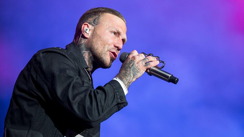 Kontra K w&auml;hrend des Auftritts auf der Mandora Stage. Etwa 60 000 Besucherinnen und Besucher werden beim Open-Air-Festival Rock im Park erwartet.