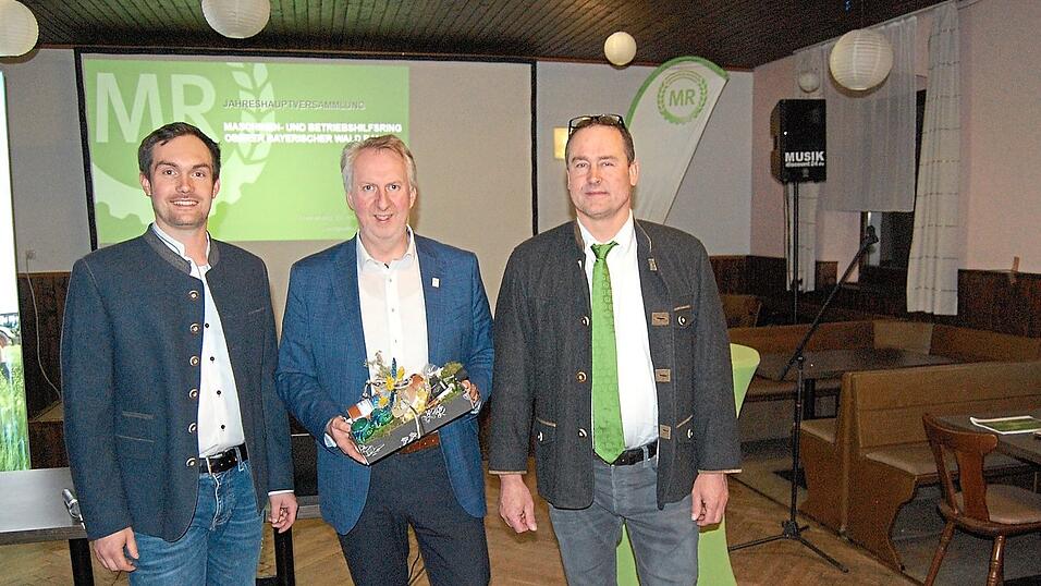 Zweiter MR-Vorsitzender Markus Schedlbauer (r.) und MR-Geschäftsführer Matthias Pongratz (l.) bedankten sich bei VdK-Arberlandgeschäftsführer Helmut Plenk (M.) mit einem kleinen Präsent für seinen kurzweiligen und wertvollen Vortrag. Zweiter MR-Vorsitzender Markus Schedlbauer (r.) und MR-Geschäftsführer Matthias Pongratz (l.) bedankten sich bei VdK-Arberlandgeschäftsführer Helmut Plenk (M.) mit einem kleinen Präsent für seinen kurzweiligen und wertvollen Vortrag.