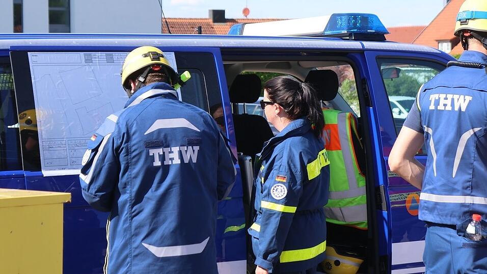 Rund 15 Einsatzkräfte des THW-Ortsverbandes Roding nehmen die ersten Daten auf und sprechen mit Fachberatern aus Laaber und Spezialeinheiten aus Amberg die weitere Vorgehensweise ab. Rund 15 Einsatzkräfte des THW-Ortsverbandes Roding nehmen die ersten Daten auf und sprechen mit Fachberatern aus Laaber und Spezialeinheiten aus Amberg die weitere Vorgehensweise ab.