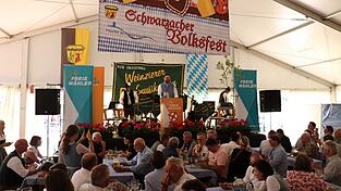 Gut gefüllt, wenn auch nicht proppenvoll, waren die Reihen im Bierzelt bei der Kundgebung der Freien Wähler am Donnerstagmittag. Gut gefüllt, wenn auch nicht proppenvoll, waren die Reihen im Bierzelt bei der Kundgebung der Freien Wähler am Donnerstagmittag.