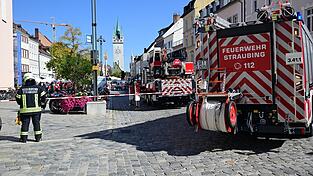 Am Sonntag spülte die Feuerwehr den qualmenden Gulli am Stadtplatz. 