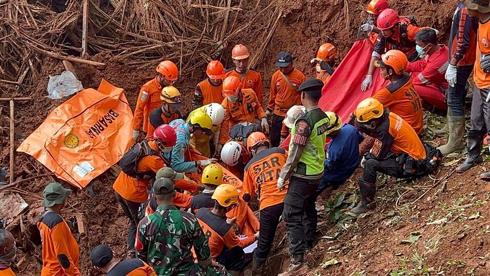 Die Behörden suchen nach Dutzenden Verschütteten. Die Behörden suchen nach Dutzenden Verschütteten.