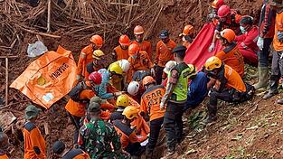 Die Behörden suchen nach Dutzenden Verschütteten. Die Behörden suchen nach Dutzenden Verschütteten.