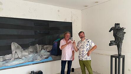 Manfred Heller (links) und Sebastian L&uuml;beck stellten am Wochenende im ehemaligen Restaurant Tokyo aus.