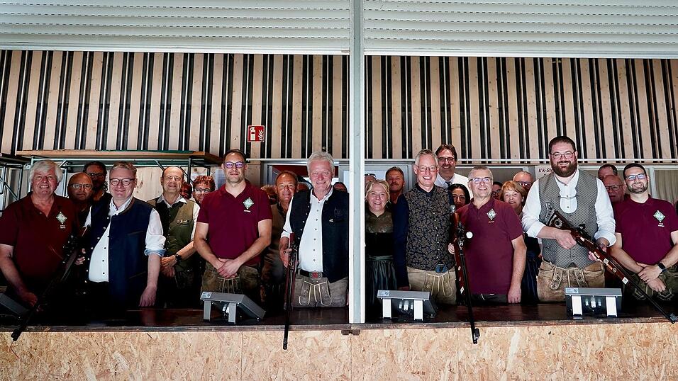 Wer trifft am besten ins Schwarze? Die Promis vor ihrem ersten Schuss beim Volksfest-Schießen der Königlich privilegierten Schützengilde am Samstagnachmittag im Schützenhaus. Der Fotograf durfte den Schießstand verlassen, bevor die Schützen loslegten. Wer trifft am besten ins Schwarze? Die Promis vor ihrem ersten Schuss beim Volksfest-Schießen der Königlich privilegierten Schützengilde am Samstagnachmittag im Schützenhaus. Der Fotograf durfte den Schießstand verlassen, bevor die Schützen loslegten.