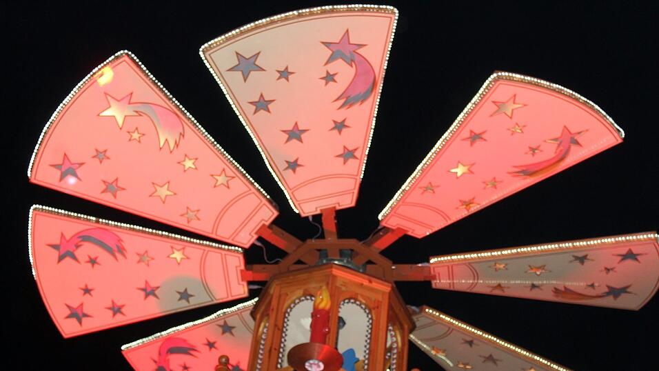 Auch am Samstag, 15. Dezember, strömten wieder etliche Besucher aus Landshut und Umgebung zur Weihnachtspyramide am Alten Viehmarkt. Auch am Samstag, 15. Dezember, strömten wieder etliche Besucher aus Landshut und Umgebung zur Weihnachtspyramide am Alten Viehmarkt.