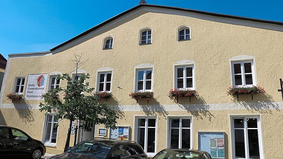 Noch erstrahlt es in leuchtendem Gelb, aber schon bald soll das Waldmünchner Mehrgenerationenhaus einen anderen Anstrich erhalten. Noch erstrahlt es in leuchtendem Gelb, aber schon bald soll das Waldmünchner Mehrgenerationenhaus einen anderen Anstrich erhalten.