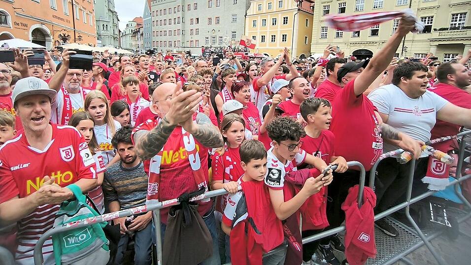 Bei der Aufstiegsfeier am Haidplatz feierten die Anh&auml;nger frenetisch die R&uuml;ckkehr ihrer Mannschaft in die zweite Bundesliga.