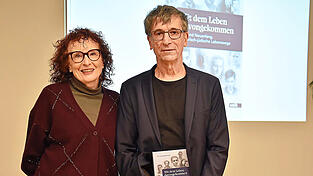 Der Journalist Thomas Muggenthaler porträtierte 34 Schicksale von jüdischen Menschen aus Bayern. Darunter ist auch der frühere Vorsitzende der Israelitischen Kultusgemeinde für Straubing und Niederbayern, Israel Offman und Vater von Anna Zisler, der heutigen Vorsitzenden.