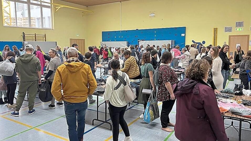 Geselliges Stöbern und Ratschen inmitten gut gefüllter Thementische Geselliges Stöbern und Ratschen inmitten gut gefüllter Thementische