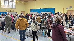 Geselliges St&ouml;bern und Ratschen inmitten gut gef&uuml;llter Thementische