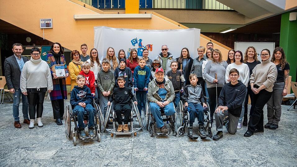 Menschen mit Handicap und Mitarbeiter der OBA Cham besuchten die Kötztinger Realschule. Organisiert wurde der Inklusionstag von Beratungsrektorin Ina Krause (3.v.l.). Menschen mit Handicap und Mitarbeiter der OBA Cham besuchten die Kötztinger Realschule. Organisiert wurde der Inklusionstag von Beratungsrektorin Ina Krause (3.v.l.).