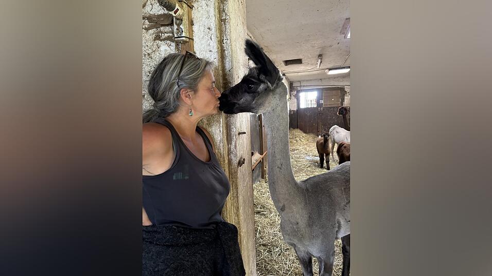 Andrea Holzner mit Alpaka Iris. Andrea Holzner mit Alpaka Iris.