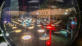 Das Frankfurter Städel, hier mit illuminiertem Garten, gehört zu den Museen, die einen langen Donnerstag anbieten. (Archivbild)
