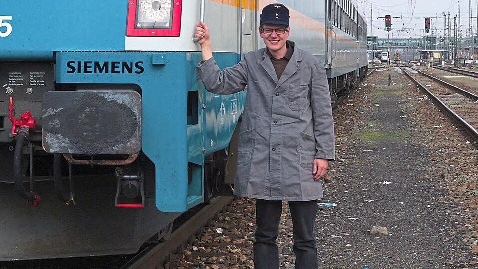 Stefan Zwingenberger ist nicht nur Eisenbahnhistoriker aus Leidenschaft. Er hat sein Hobby auch zum Beruf gemacht und ist als Lokführer für die Regentalbahn tätig. Stefan Zwingenberger ist nicht nur Eisenbahnhistoriker aus Leidenschaft. Er hat sein Hobby auch zum Beruf gemacht und ist als Lokführer für die Regentalbahn tätig.