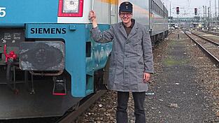 Stefan Zwingenberger ist nicht nur Eisenbahnhistoriker aus Leidenschaft. Er hat sein Hobby auch zum Beruf gemacht und ist als Lokführer für die Regentalbahn tätig. Stefan Zwingenberger ist nicht nur Eisenbahnhistoriker aus Leidenschaft. Er hat sein Hobby auch zum Beruf gemacht und ist als Lokführer für die Regentalbahn tätig.