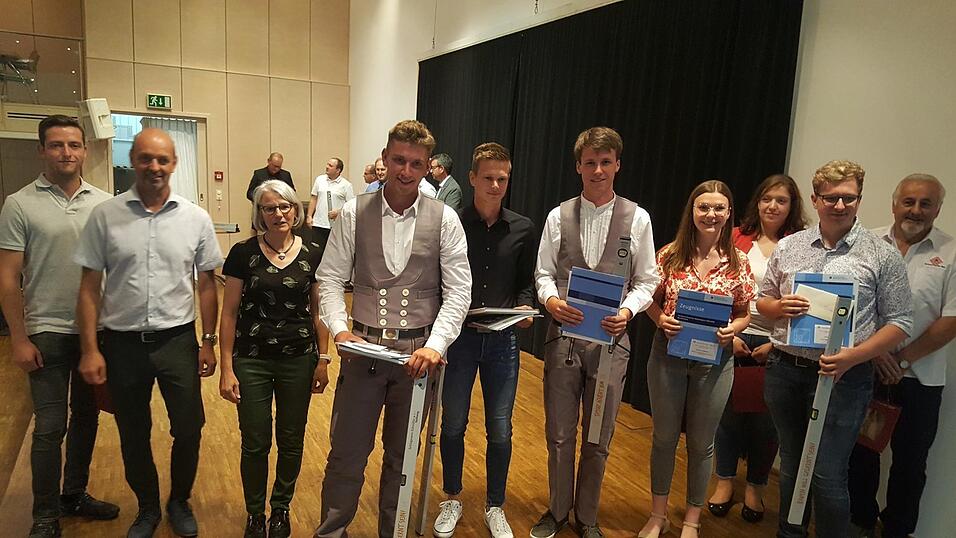 Innungsvertreter und Ausbilder mit den Prüfungsbesten (Vierter bis Siebter von links) Ludwig Faltermeier, Lukas Baumann, Josef Strasser (Maurer), Ramona Feldbauer (Bürokaufleute) und Jonas Reger (Bauzeichner, Zweiter von rechts).