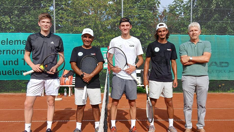 Das neue Trainerteam beim TC Grün-Rot zusammen mit Spitzenspieler David Köglmeier: Paulo Escalona, Alex Kruchinin, Karim Bensaada und Vorstand Manfred Köglmeier. Das neue Trainerteam beim TC Grün-Rot zusammen mit Spitzenspieler David Köglmeier: Paulo Escalona, Alex Kruchinin, Karim Bensaada und Vorstand Manfred Köglmeier.