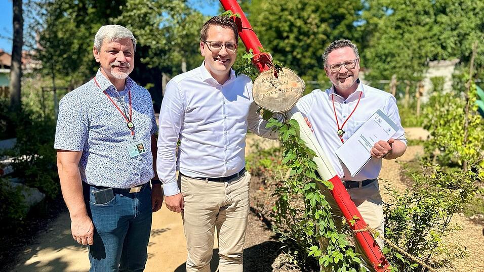 Im „Grenzen-los“-Themengarten der Landesgartenschau in Furth im Wald stellten MdL Gerhard Hopp und MdEP Christian Doleschal im Beisein von Furths Bürgermeister Sandro Bauer (v. r.) symbolträchtig ihren neuen Zwölf-Punkte-Plan für die Grenzregion vor. Im „Grenzen-los“-Themengarten der Landesgartenschau in Furth im Wald stellten MdL Gerhard Hopp und MdEP Christian Doleschal im Beisein von Furths Bürgermeister Sandro Bauer (v. r.) symbolträchtig ihren neuen Zwölf-Punkte-Plan für die Grenzregion vor.