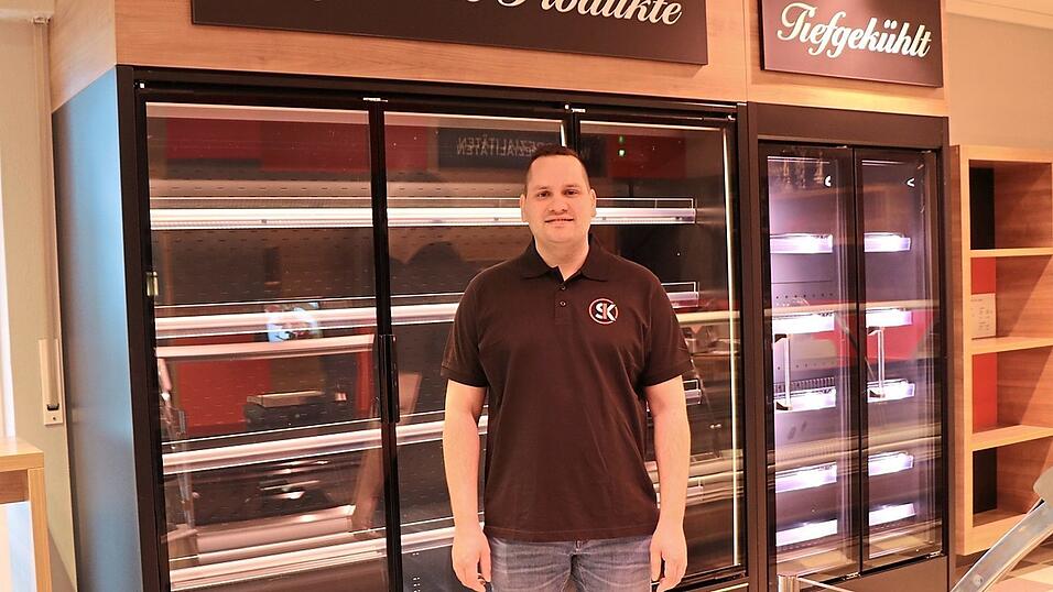 Severin Kammerl in seinem Smartstore f&uuml;r Fleisch und Wurst in Niederwinkling. Am Samstag, 11. April, ist Er&ouml;ffnung, dann werden die Theken und K&uuml;hlschr&auml;nke gef&uuml;llt sein. &bdquo;In gewohnter Kammerl-Qualit&auml;t.&ldquo;