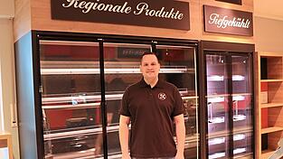 Severin Kammerl in seinem Smartstore f&uuml;r Fleisch und Wurst in Niederwinkling. Am Samstag, 11. April, ist Er&ouml;ffnung, dann werden die Theken und K&uuml;hlschr&auml;nke gef&uuml;llt sein. &bdquo;In gewohnter Kammerl-Qualit&auml;t.&ldquo;