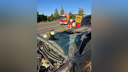 Nach dem Überschlag kam das Auto des 27-Jährigen im Feld neben der Bundesstraße zum Liegen. Nach dem Überschlag kam das Auto des 27-Jährigen im Feld neben der Bundesstraße zum Liegen.