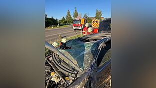 Nach dem Überschlag kam das Auto des 27-Jährigen im Feld neben der Bundesstraße zum Liegen. Nach dem Überschlag kam das Auto des 27-Jährigen im Feld neben der Bundesstraße zum Liegen.