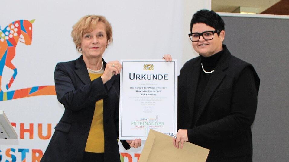 Mathilde Eichhammer (l.), Ministerialbeauftragte für die Realschulen in der Oberpfalz, übergibt die Urkunde an Schulleiterin Sabine Schmid. Mathilde Eichhammer (l.), Ministerialbeauftragte für die Realschulen in der Oberpfalz, übergibt die Urkunde an Schulleiterin Sabine Schmid.