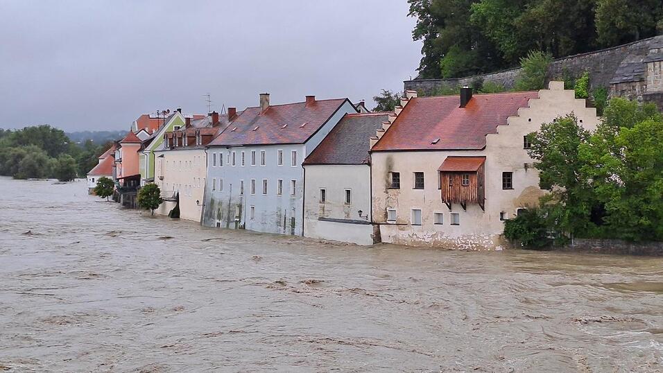 Auf der österreichischen Seite bei Schärding steigt 2003 das August-Hochwasser an der Häuserzeile an der Inn-Promenade immer höher. Auf der österreichischen Seite bei Schärding steigt 2003 das August-Hochwasser an der Häuserzeile an der Inn-Promenade immer höher.