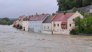 Auf der österreichischen Seite bei Schärding steigt 2003 das August-Hochwasser an der Häuserzeile an der Inn-Promenade immer höher.