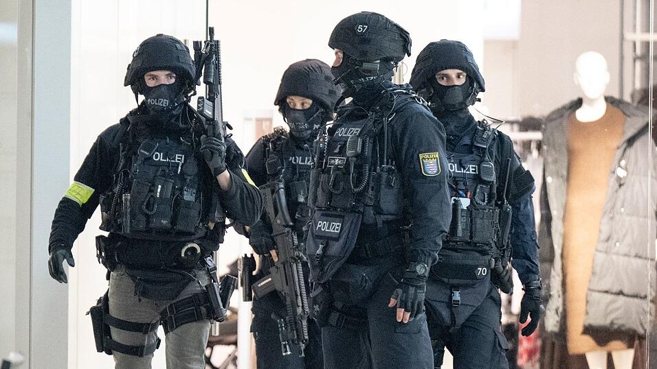 Schwer bewaffnete Polizisten durchk&auml;mmen das Nordwestzentrum in Frankfurt.