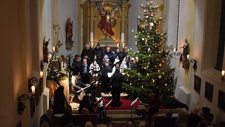 Die pr&auml;chtige Akustik des Kirchleins verst&auml;rkte den stimmgewaltigen Chor der Barbara Singers.