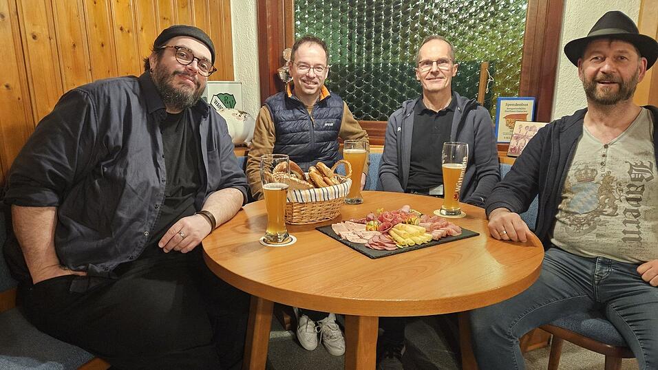 Martin Bauer (2. v. l.) und Werner Gl&uuml;ck (3. v. l.) zusammen mit den beiden K&uuml;nstlern beim Interview im Dorfhaus.