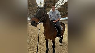 In der Reitanlage Hofbauer in Chamm&uuml;nster bereitet sich Christian Schindler auf den Pfingstritt vor.