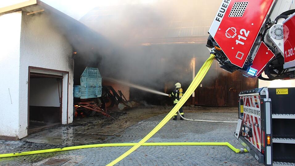 Feuerwehreinsatz in Straubing: Dort ist am Samstagnachmittag eine Scheune in Brand geraten.