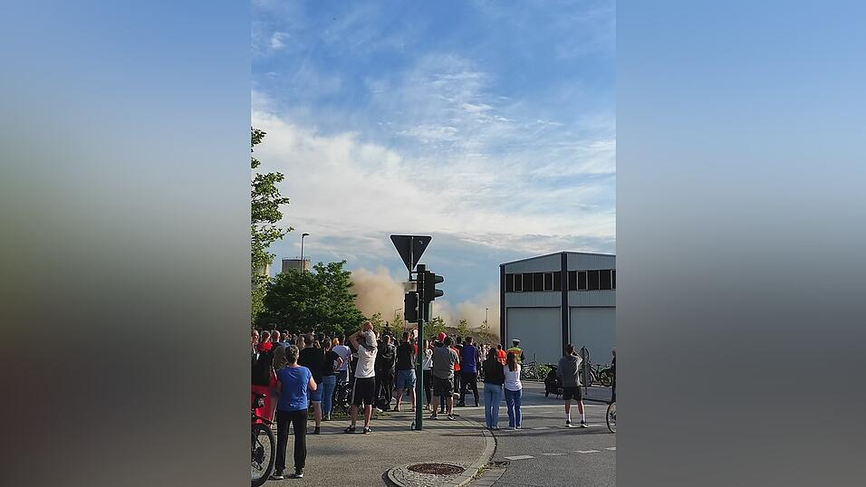 Rumms! Nachdem die Sprengladungen gez&uuml;ndet wurden, legte sich das alte Geb&auml;ude um und erzeugte eine gro&szlig;e Staubwolke.