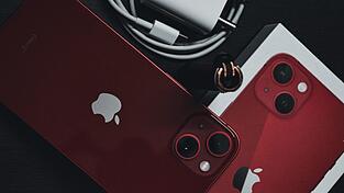 Mit sechs weggeworfenen Einweg-E-Zigaretten landet der Akkuspeicher eines iPhones 13 einfach so im Müll.