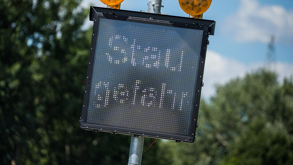 Innerhalb kürzester Zeit bildete sich nach dem Unfall ein langer Stau. (Symbolbild) Innerhalb kürzester Zeit bildete sich nach dem Unfall ein langer Stau. (Symbolbild)