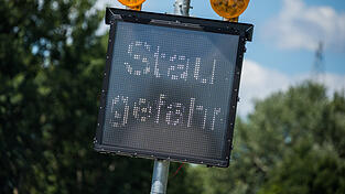 Innerhalb kürzester Zeit bildete sich nach dem Unfall ein langer Stau. (Symbolbild) Innerhalb kürzester Zeit bildete sich nach dem Unfall ein langer Stau. (Symbolbild)