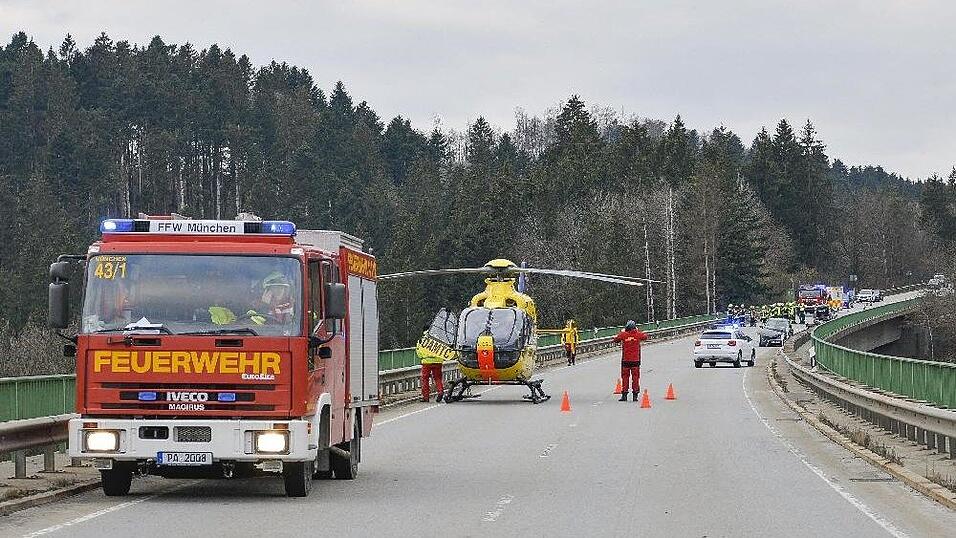 Bei einem Unfall auf der Staatsstraße 2622 in Hutthurm starb eine 59-jährige Frau, ein 55-Jähriger wurde schwer verletzt. Bei einem Unfall auf der Staatsstraße 2622 in Hutthurm starb eine 59-jährige Frau, ein 55-Jähriger wurde schwer verletzt.