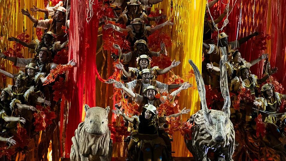 Zehntausende Zuschauer verfolgen das Spektakel.