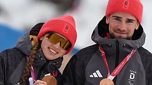 Leonie Walter und Guide Christian Krasman jubeln &uuml;ber Bronze.