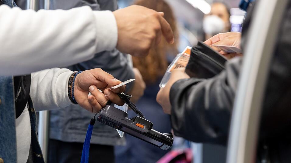 Der 20-J&auml;hrige zeigte dem Schaffner ein nicht g&uuml;ltiges Ticket. (Symbolbild)