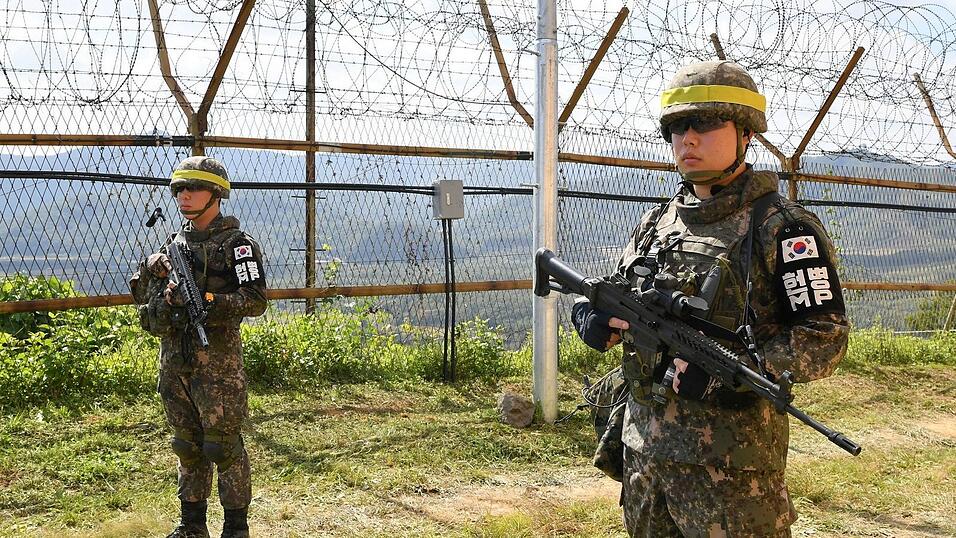 Die Demilitarisierte Zone (DMZ) trennt die zwei Staaten. Die Demilitarisierte Zone (DMZ) trennt die zwei Staaten.