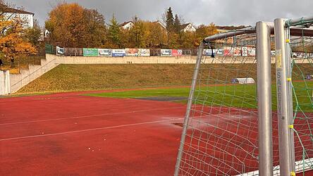 Das städtische Stadion wird ab sofort umgebaut: Es bekommt eine Tribüne, Umkleiden und einen Sportkindergarten. Die Bausumme liegt jenseits der Zehn-Millionen-Marke. Das städtische Stadion wird ab sofort umgebaut: Es bekommt eine Tribüne, Umkleiden und einen Sportkindergarten. Die Bausumme liegt jenseits der Zehn-Millionen-Marke.